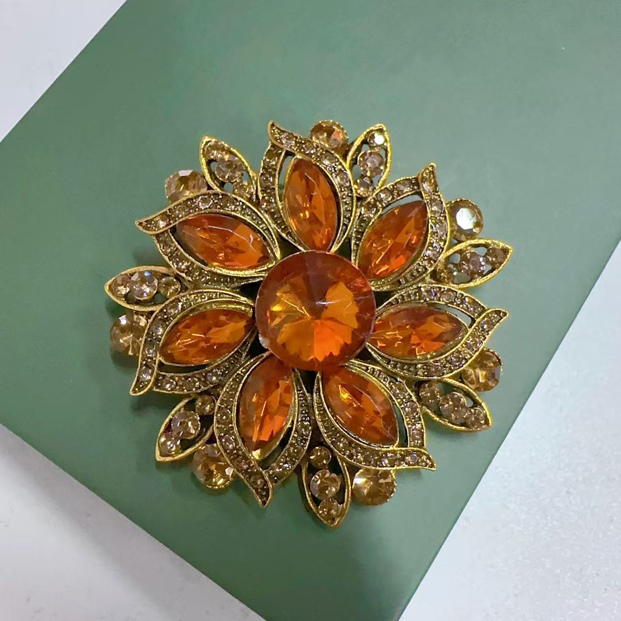 Spilla con fiore in cristallo  - Old Fashioned Glass recensione e prezzo