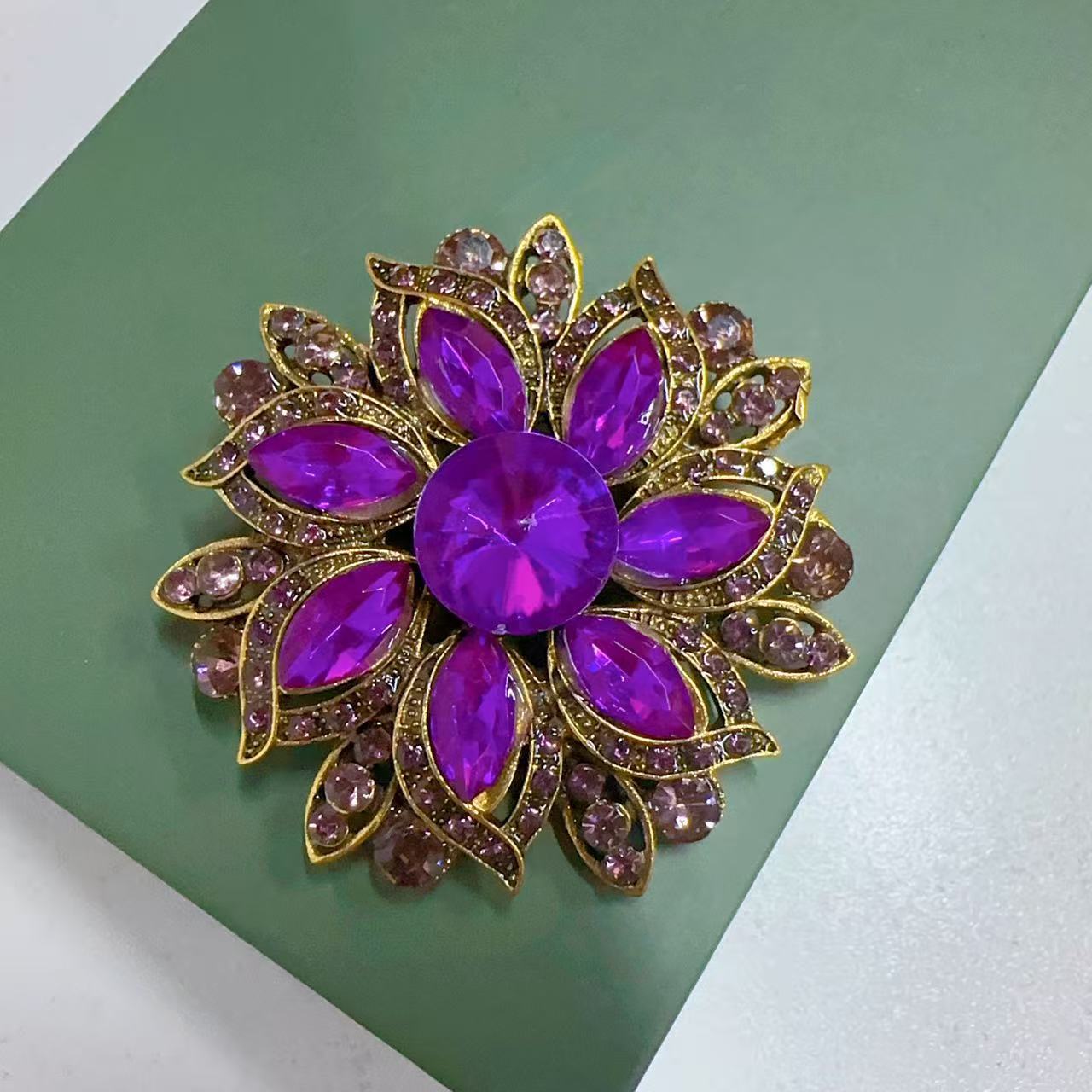 Spilla con fiore in cristallo  - Old Fashioned Glass recensione e prezzo